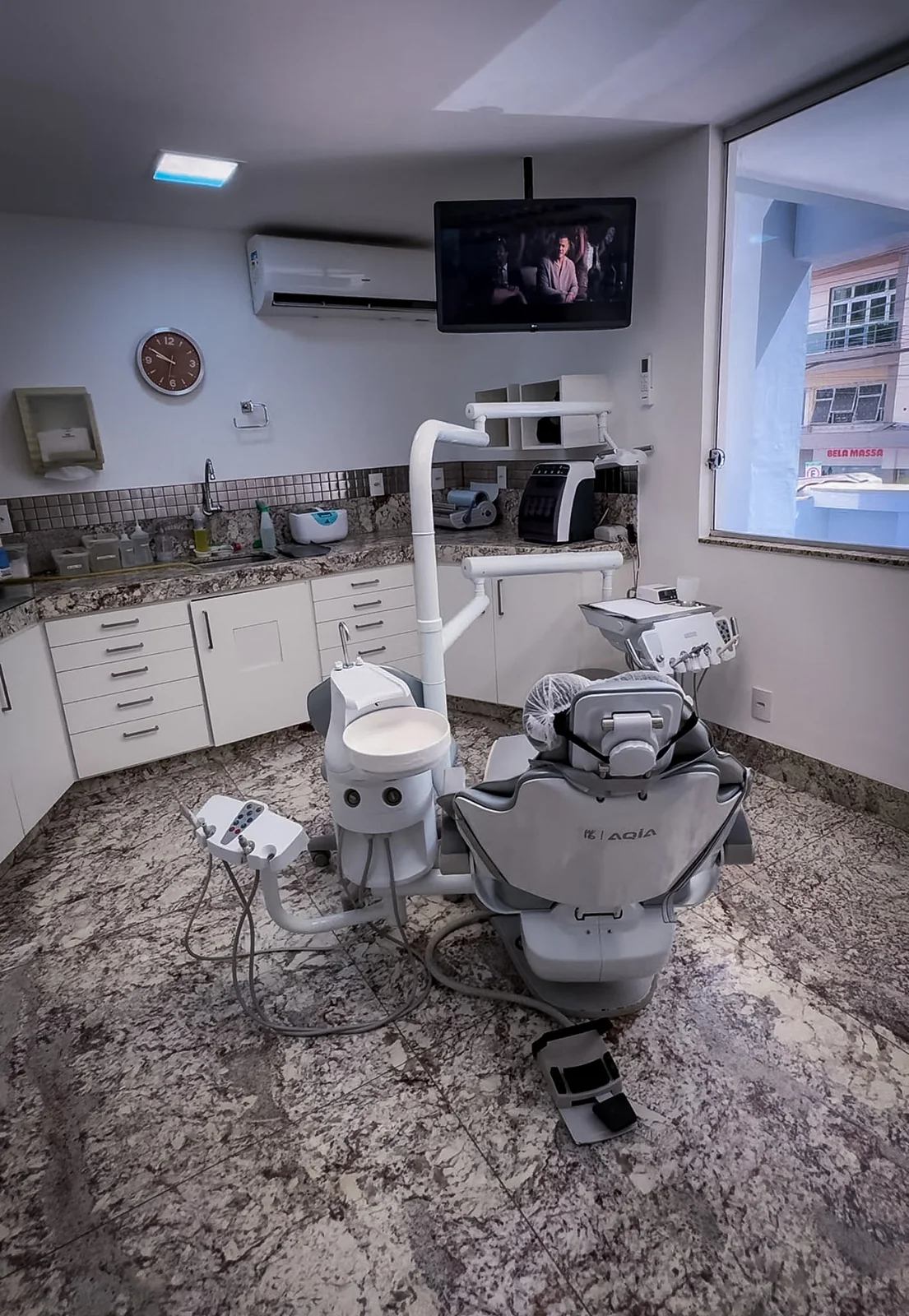 Sala com equipamentos odontológicos