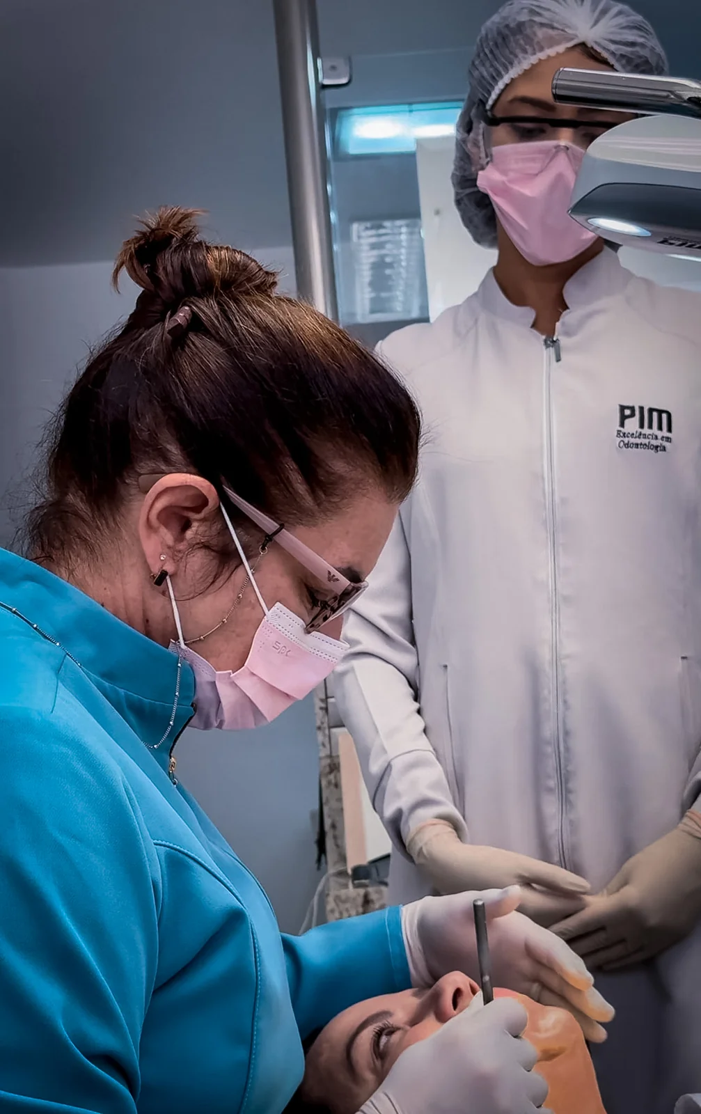 Equipe durante atendimento odontológico