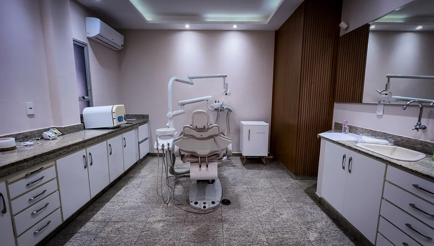 Consultório com armários e cadeira odontológica